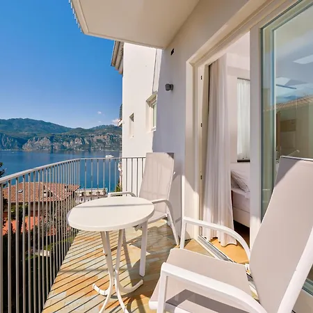 Capri 3*